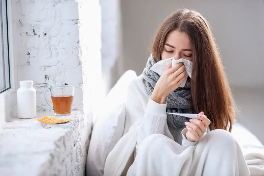 Đường Lây Truyền Chính: Giọt Bắn và Tiếp Xúc